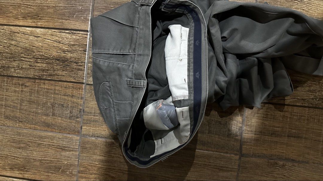 DOCKERS GREY PANTS (Category: Jeans) located in Manila. Submitted by urban.vintage (Listing ID 1465069607, Image 3). Description: ISSUE: NONE ( NEED WASH ) MOP :GCASH ( NO COD ) SHIP VIA : LALAMOVE & J&T LOCATION : PASIG CITY LENGTH : 41 HEM : 9 WIDTH : 34.