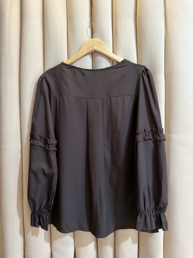 Doll Collared Ruffle Blouse (Category: Longsleeves) located in Manila. Submitted by glamstylemnl (Listing ID 1465139229, Image 2). Description: ♡ SIZE: M-L ♡ BUST: 38 ♡ Swipe left to see the actual color & details ♡ designs buttons only (1 missing button) ♡ HQ • 9/10 ♡ Ready to wear 👚.