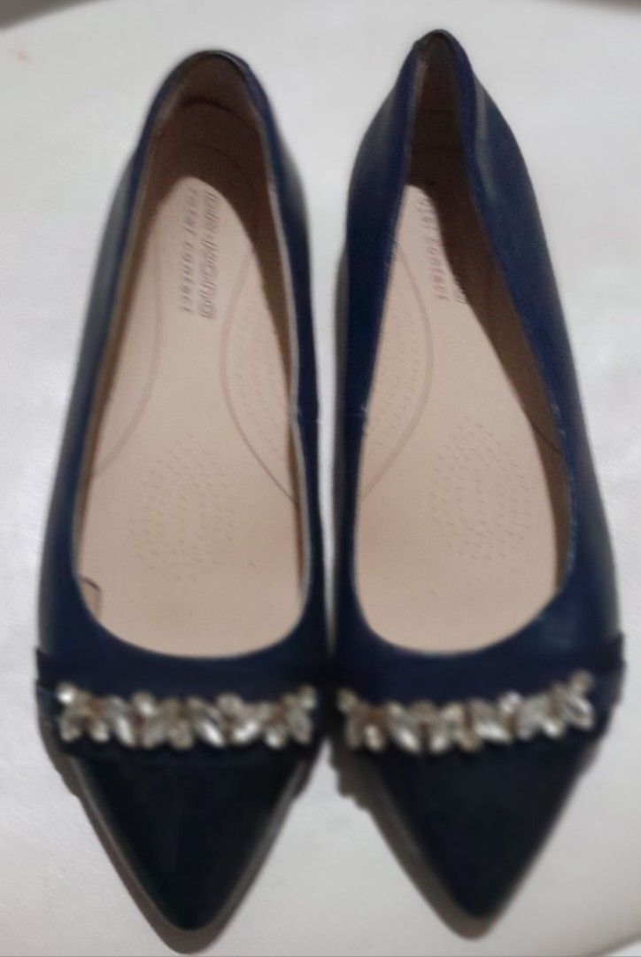 Dr. Kong Pointed Flats (Category: Flats & Sandals) located in Batangas. Submitted by norskieshoppe (Listing ID 1465096134, Image 2). Description: sz 6/ 23 cm. genuine leather.