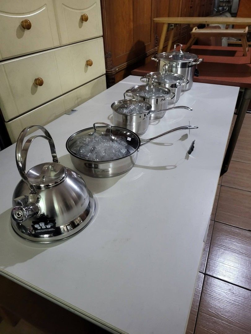 Dylan cuisine (Category: Cookware & Accessories) located in Manila. Submitted by saguittarian06 (Listing ID 1465064641, Image 3). Description: FOR SALE✨WITH BOX AND SEALED ◾️DyLan cuisine(Made in Germany) ◾️💯👌 quality ◾️pwede pang induction pwede rin for gas.😘.