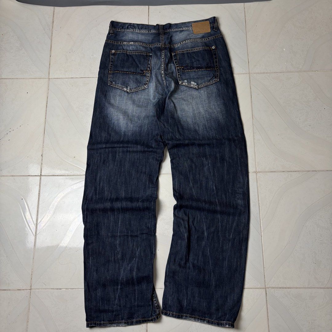 Ecko Unlimeted Baggy Pants (Category: Jeans) located in Dagupan City. Submitted by thrifted_by.pilott (Listing ID 1464994832, Image 3). Description: Size/Dimes: Waist 37 Length 46 Inseam 11 Leg Hole 10 Issue: None Very Good Condition Complete tags Color may very due to lighting Color Rate: 10/10 Price: ₱ 1999 + sf sustainable, stylish, and budget-friendly! DM for more pics or questions..