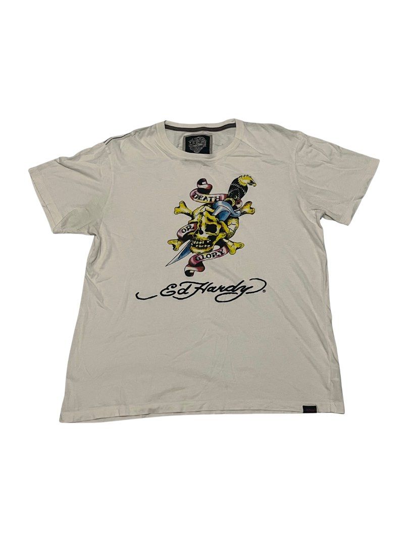 Ed Hardy White Graphic Tee (Complete Tag) (Category: Tshirts & Polo Shirts ) located in Las Pinas. Submitted by 5.1.5kurono (Listing ID 1465149988, Image 1). Description: Available ✅ Ed Hardy Tee ₱200 • width: 22 • length: 27 Issue: • pinhole near tag • needs wash since na stock lang 📍 las piñas, ph • j&t / lalamove 📦 • sf shouldered by buyer • gcash only 💸 (payment first) color may vary due to lighting all items are thrifted please manage you