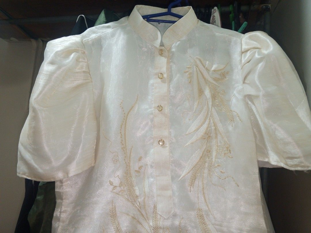 Elegant Filipiniana (Category: Traditional & Ethnic wear) located in Manila. Submitted by riri.29 (Listing ID 1464989589, Image 2). Description: *SMALL SIZE *Cream/ivory with beautiful gold embroidery *Shiny, elegant fabric with stand collar 🌾 Perfect for school events, church programs, graduation and Filipiniana-themed events 📌 Condition: Pre-loved (Only used 3 times) *With issue on the shoulder/puff sleeve (need to repair pilon cloth) *Has a 