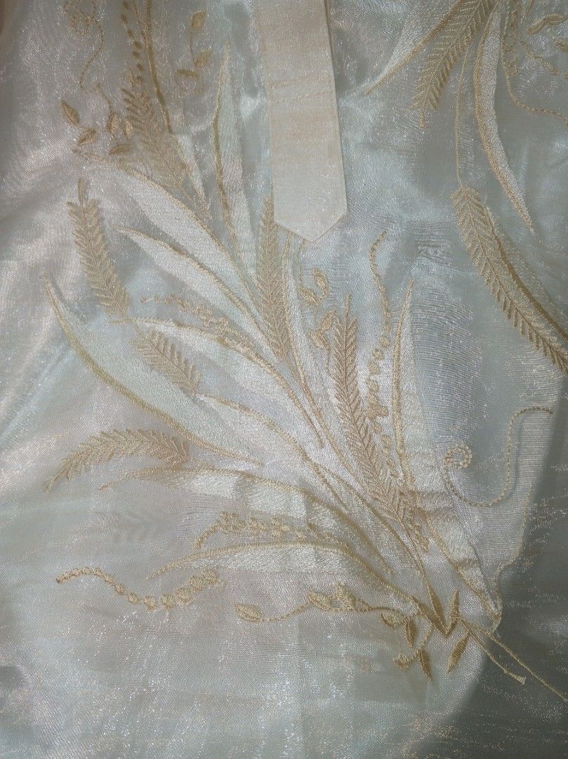 Elegant Filipiniana (Category: Traditional & Ethnic wear) located in Manila. Submitted by riri.29 (Listing ID 1464989589, Image 3). Description: *SMALL SIZE *Cream/ivory with beautiful gold embroidery *Shiny, elegant fabric with stand collar 🌾 Perfect for school events, church programs, graduation and Filipiniana-themed events 📌 Condition: Pre-loved (Only used 3 times) *With issue on the shoulder/puff sleeve (need to repair pilon cloth) *Has a 