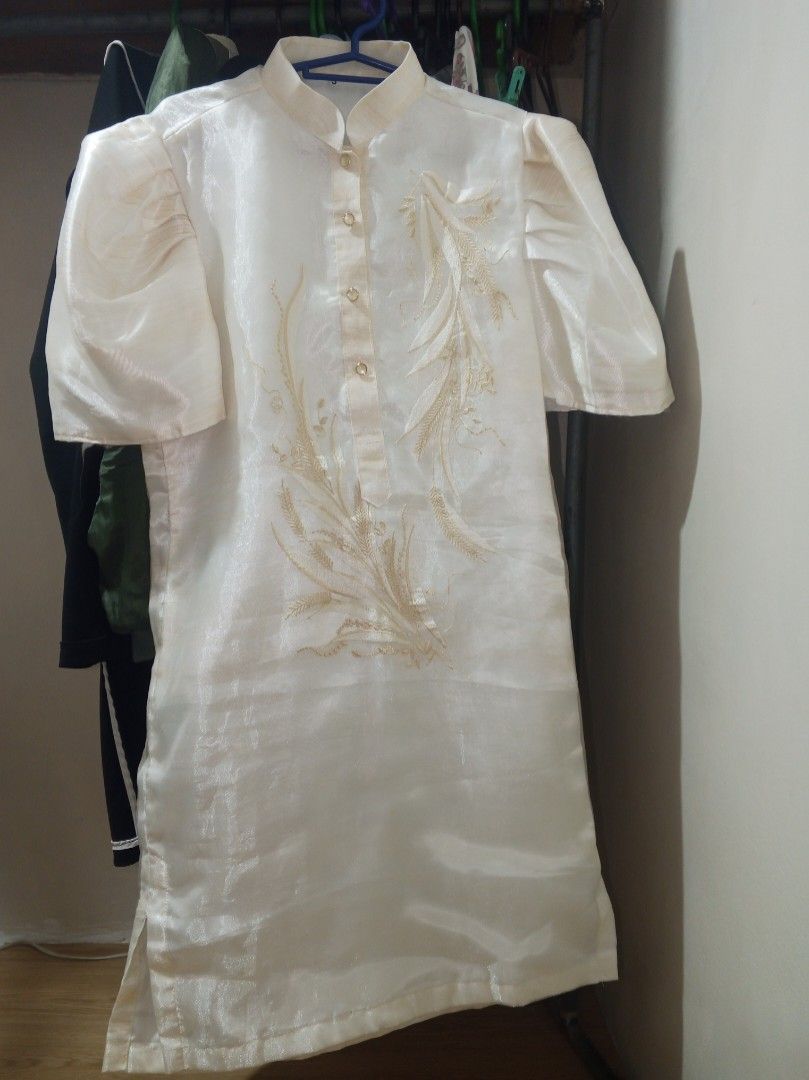 Elegant Filipiniana (Category: Traditional & Ethnic wear) located in Manila. Submitted by riri.29 (Listing ID 1464989589, Image 1). Description: *SMALL SIZE *Cream/ivory with beautiful gold embroidery *Shiny, elegant fabric with stand collar 🌾 Perfect for school events, church programs, graduation and Filipiniana-themed events 📌 Condition: Pre-loved (Only used 3 times) *With issue on the shoulder/puff sleeve (need to repair pilon cloth) *Has a 