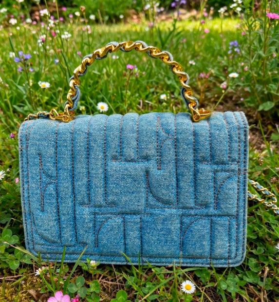 ELLE sling / hand bag👄 (Category: Beach Bags) located in Danao, Cebu. Submitted by wildbear-27a149 (Listing ID 1461565451, Image 2). Description: 📌very very nice 📌very good condition 📌wala issue.