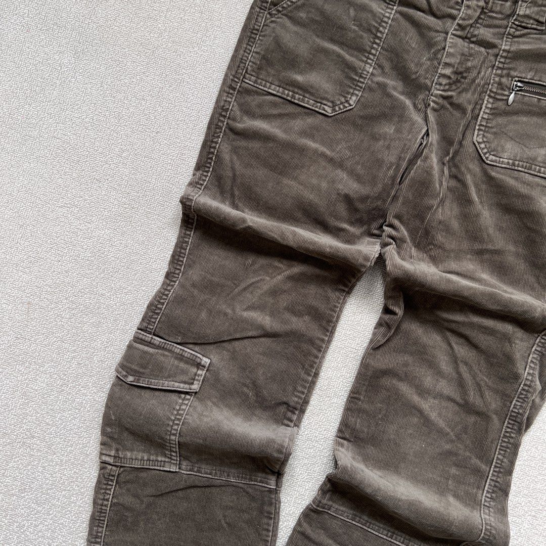 esprit dark green corduroy semi-cargo capris (Category: Jeans) located in Limay. Submitted by budolfindsrawrawr (Listing ID 1465077009, Image 3). Description: esprit dark green corduroy semi-cargo capris - w27/28 r9 h17 l34 lo8 - in excellent condition .
