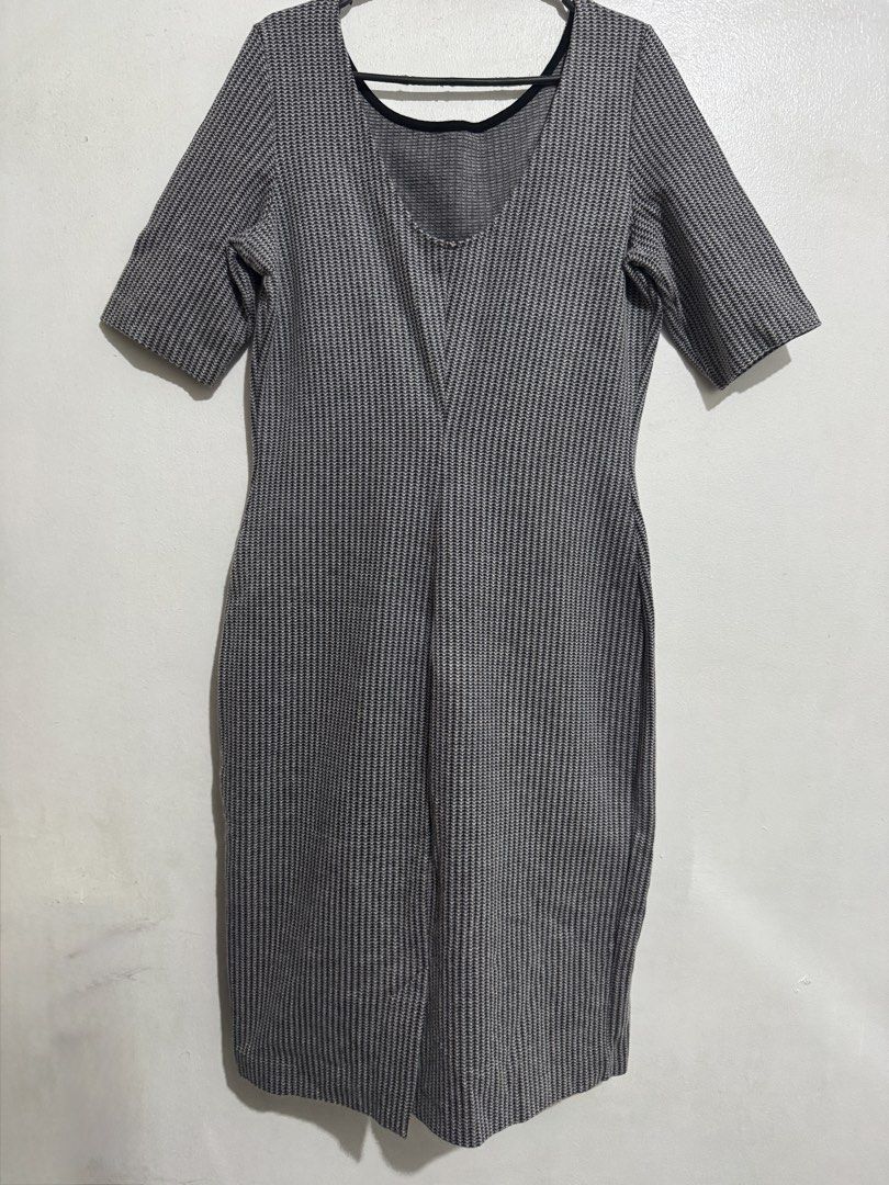 Esprit Grey Black Patterned Midi Dress Size M (Category: Dresses) located in Taguig. Submitted by rzkei (Listing ID 1465124686, Image 2). Description: - Size: Medium (Tag on collar) - Fits M-L - Fit: Form-fitting with comfortable stretch fabric - Versatility: Ideal for office wear or casual outings 📍Taguig.