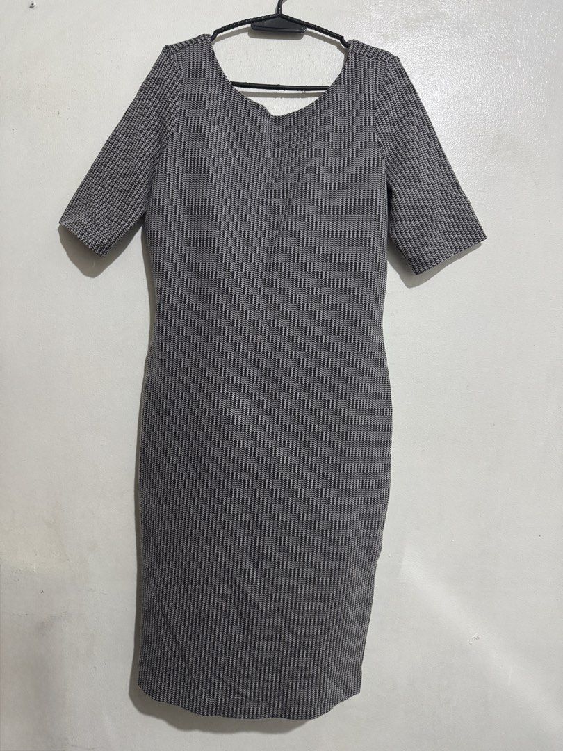 Esprit Grey Black Patterned Midi Dress Size M (Category: Dresses) located in Taguig. Submitted by rzkei (Listing ID 1465124686, Image 1). Description: - Size: Medium (Tag on collar) - Fits M-L - Fit: Form-fitting with comfortable stretch fabric - Versatility: Ideal for office wear or casual outings 📍Taguig.