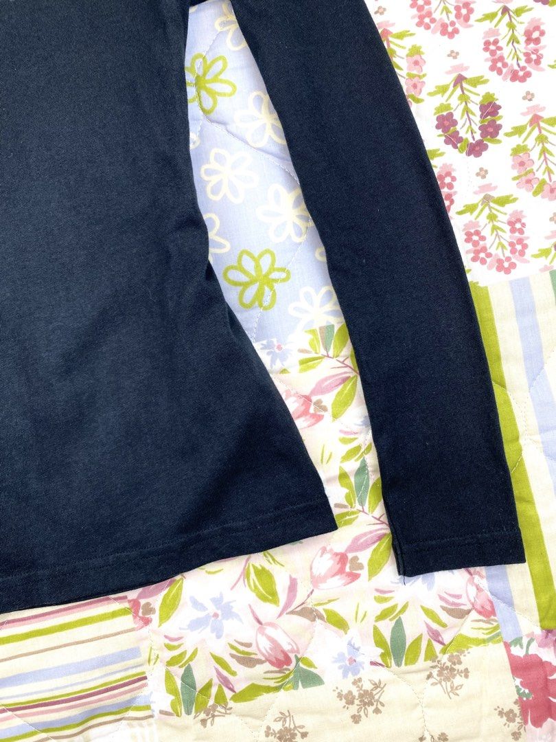 Esprit Mini Cursive Script Longsleeve (Category: Longsleeves) located in Angeles City. Submitted by fruits.ph (Listing ID 1465052458, Image 3). Description: Measurements B:14.5” W:14” L:20” Sleeve Length: 20”(from tip of shoulder to sleeve hem) Size on Tag: ❌ Best Fit: S-M *Flat lay measurements* Mannequin Size: M (34”; 25”) Color Rate: 10/10 Flaws: None Fabric Type: Cotton/ Stretchable Fabric ***Color may vary due to lighting. This item is prope