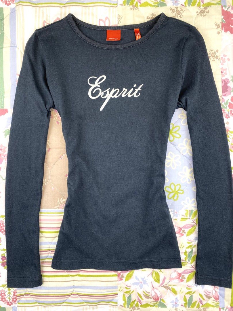 Esprit Mini Cursive Script Longsleeve (Category: Longsleeves) located in Angeles City. Submitted by fruits.ph (Listing ID 1465052458, Image 2). Description: Measurements B:14.5” W:14” L:20” Sleeve Length: 20”(from tip of shoulder to sleeve hem) Size on Tag: ❌ Best Fit: S-M *Flat lay measurements* Mannequin Size: M (34”; 25”) Color Rate: 10/10 Flaws: None Fabric Type: Cotton/ Stretchable Fabric ***Color may vary due to lighting. This item is prope