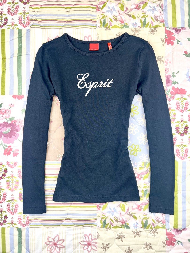 Esprit Mini Cursive Script Longsleeve (Category: Longsleeves) located in Angeles City. Submitted by fruits.ph (Listing ID 1465052458, Image 1). Description: Measurements B:14.5” W:14” L:20” Sleeve Length: 20”(from tip of shoulder to sleeve hem) Size on Tag: ❌ Best Fit: S-M *Flat lay measurements* Mannequin Size: M (34”; 25”) Color Rate: 10/10 Flaws: None Fabric Type: Cotton/ Stretchable Fabric ***Color may vary due to lighting. This item is prope