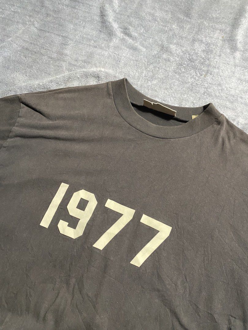 ESSENTIAL (Category: Formal Shirts) located in Manila. Submitted by ukayta.van (Listing ID 1464978094, Image 3). Description: Dimes: 22x28 Condition: 9.5/10 Color Rate: 9.5/10 Issue: NONE 📌Product color may vary due to photographic lighting. 📌Items are thrifted, so please manage your expectations. 📌 Shipping cost will shouldered by buyer. 📍Location: Cebu City 💸 MOP: Gcash 📦 Courier: J&T Express/ Maxim .