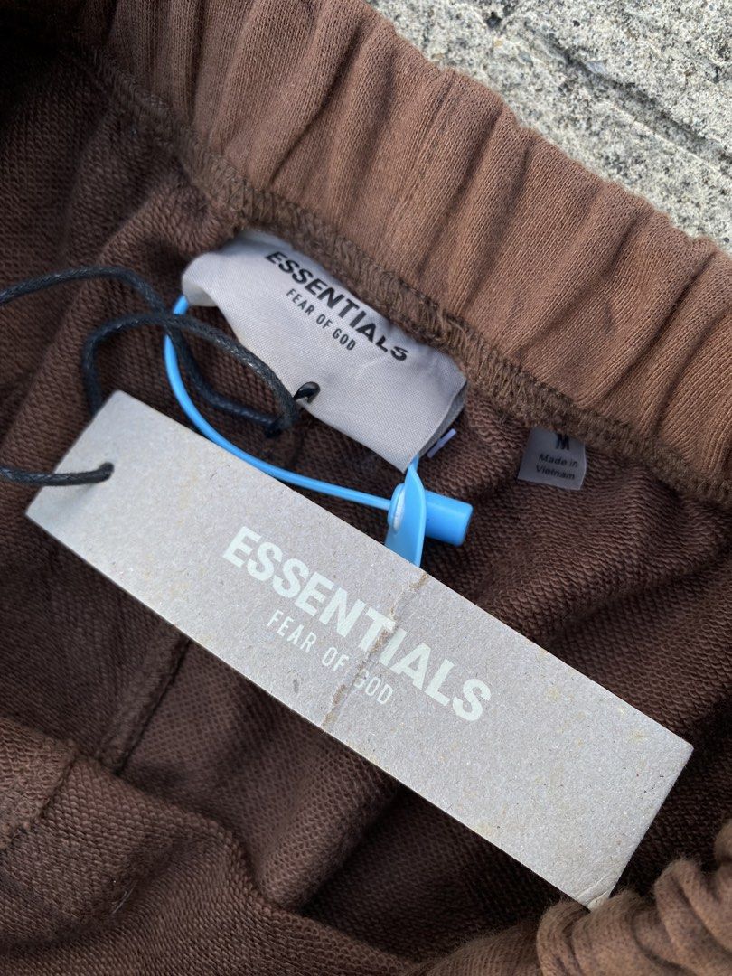 ESSENTIALS REFLECTORIZE SWEATPANTS (Category: Joggers) located in Cebu City. Submitted by arsenyong (Listing ID 1465100474, Image 2). Description: Waist:26-32 Length :39 Hem :stretchable As new with hangtags .