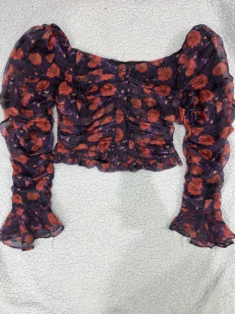Floral crop top puff long sleeve (Category: Others Tops) located in Manila. Submitted by leola_ (Listing ID 1465162312, Image 1). Description: Good fabric.