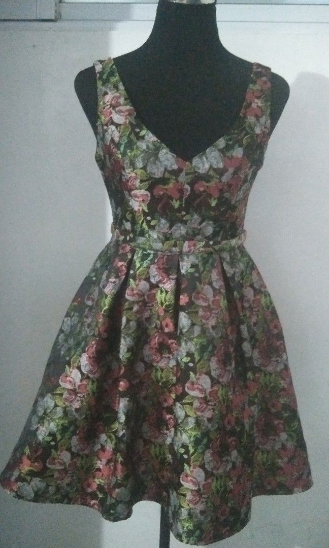 Floral dress (Category: Dresses) located in San Fernando. Submitted by kitkat.astina (Listing ID 1464970417, Image 1). Description: tape measurement front bust: 15.5" waist: 13.5" length: 33" with tag.