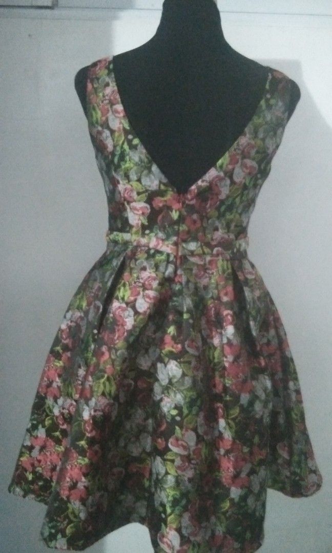 Floral dress (Category: Dresses) located in San Fernando. Submitted by kitkat.astina (Listing ID 1464970417, Image 2). Description: tape measurement front bust: 15.5" waist: 13.5" length: 33" with tag.