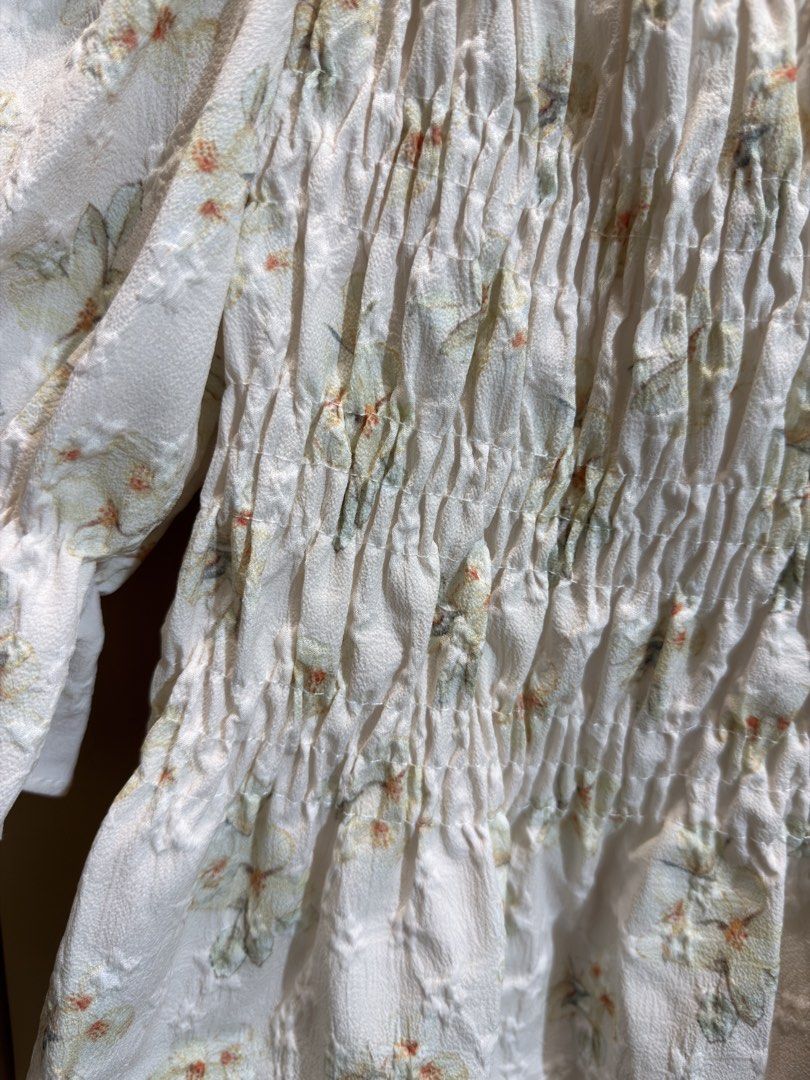 Floral Smocked Puff Sleeves (Category: Blouses) located in Manila. Submitted by glamstylemnl (Listing ID 1465140900, Image 2). Description: ♡ SIZE: XS-S ♡ BUST: 27-34 ♡ Swipe left to see the actual color & details ♡ Ruffled cuffs / square neckline ♡ HQ • 10/10 ♡ Ready to wear 👚.