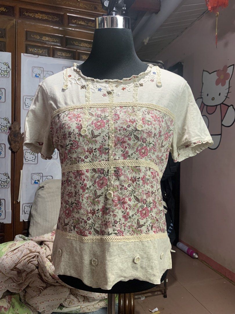 Floral top (Category: Shirts) located in Davao. Submitted by franz2004 (Listing ID 1465135374, Image 1). Description: Floral top Size - Small Width - 18 Length - 22 Issues - None Color rate - 9.5/10 Condition - Very good 199 + sf.