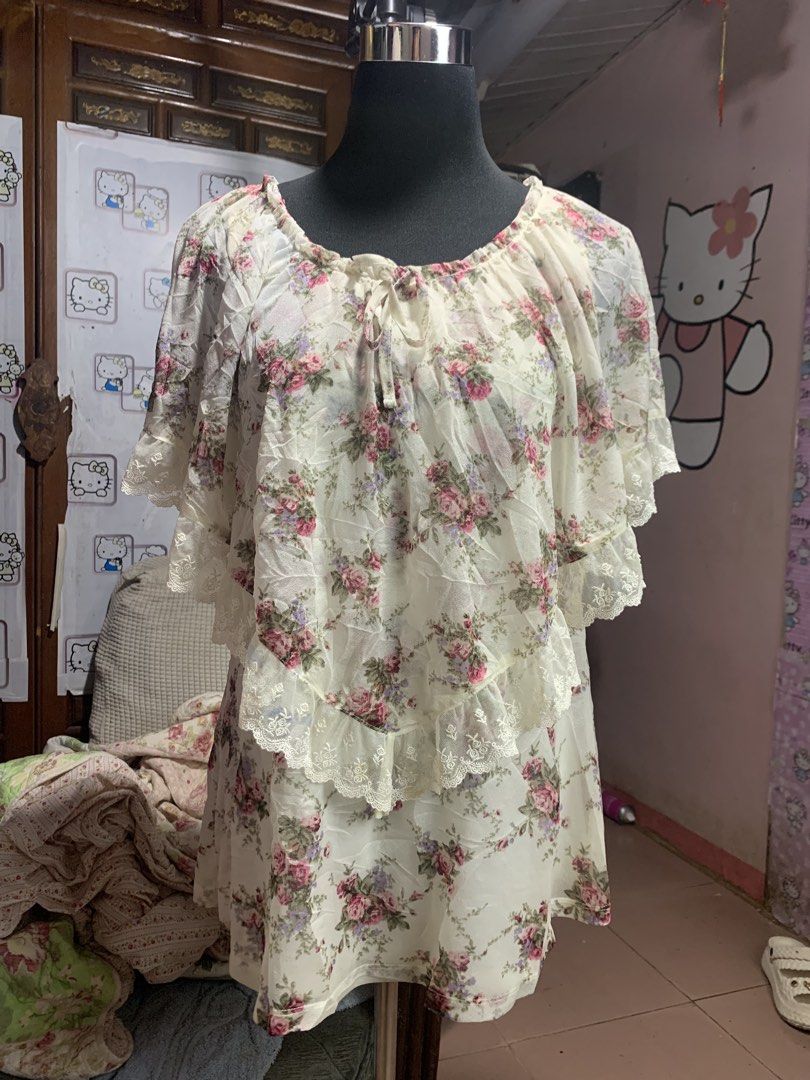 Florap chiffon top (Category: Blouses) located in Davao. Submitted by franz2004 (Listing ID 1465135177, Image 1). Description: Floral chiffon top Size - Small can stretch up to semi med Width - 17 (can stretch pa) Length - 27 Issues - None Color rate - 9.5/10 Condition - Very good 349 + sf.