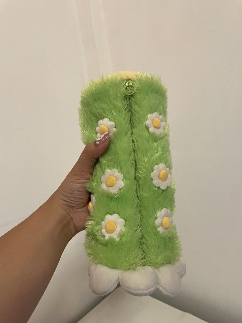 Fluffy Green Daisy Flower Pencil Case Makeup Pouch (Category: Purses & Pouches) located in Iba. Submitted by wealtheallymari99 (Listing ID 1465047080, Image 3). Description: .