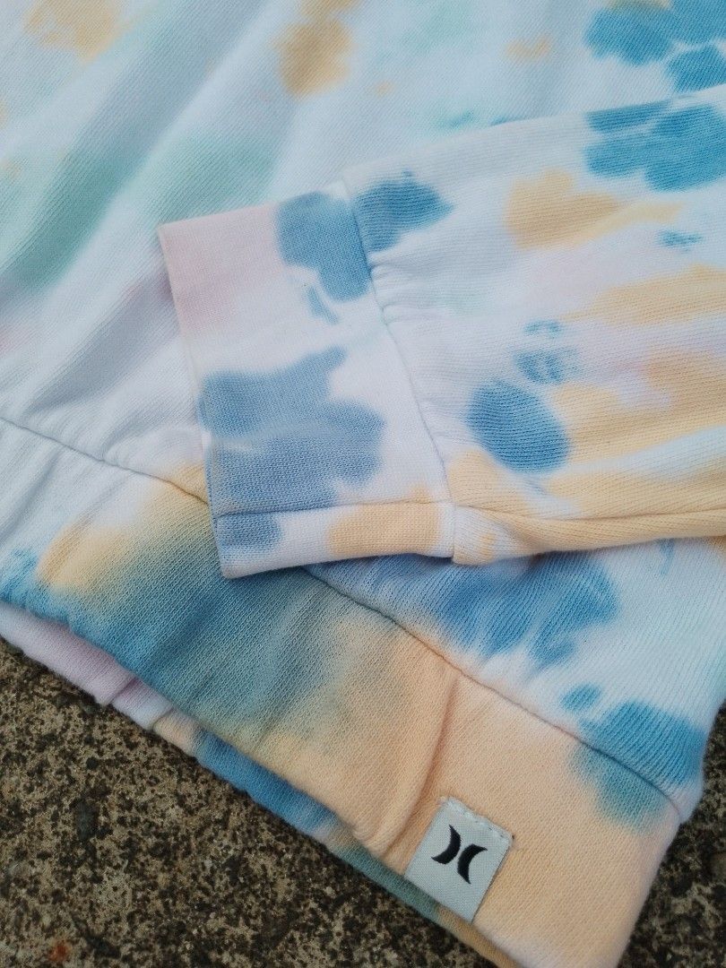 Hurley Raya Tie Dye Sweatshirt (Category: Activewear) located in Baguio. Submitted by bado.feels (Listing ID 1465023520, Image 3). Description: Excellent Condition Size small (19x21) Sleeves 22 349+sf Baguio Loc.