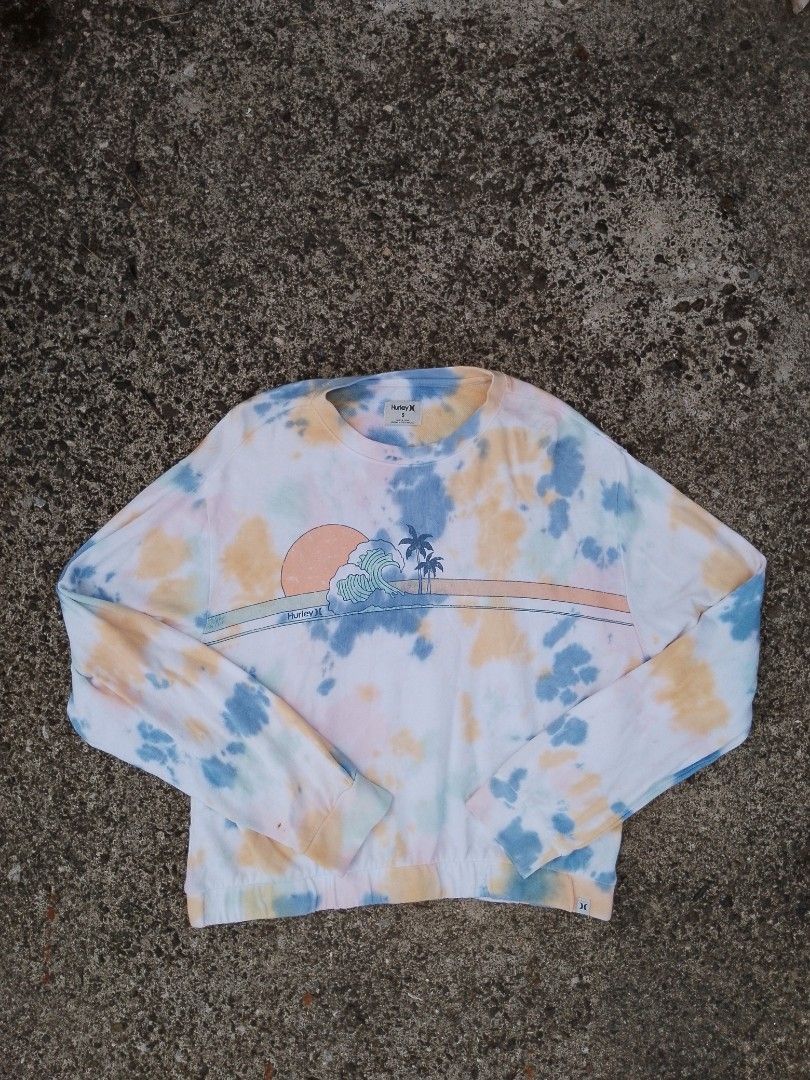 Hurley Raya Tie Dye Sweatshirt (Category: Activewear) located in Baguio. Submitted by bado.feels (Listing ID 1465023520, Image 1). Description: Excellent Condition Size small (19x21) Sleeves 22 349+sf Baguio Loc.