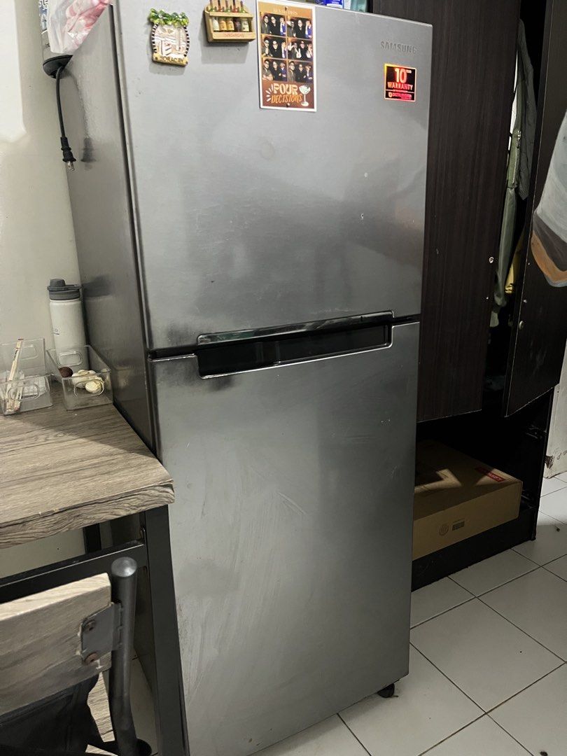 FOR SALE REFRIGERATOR (Category: Refrigerators and Freezers) located in Manila. Submitted by bardsxs (Listing ID 1465091566, Image 1). Description: FOR SALE – SAMSUNG 2-DOOR REFRIGERATOR Brand: Samsung Type: 2-Door Refrigerator Color: Silver/Gray Condition: Used No need to defrost Inverter 📍 Location: Palanan, Makati.