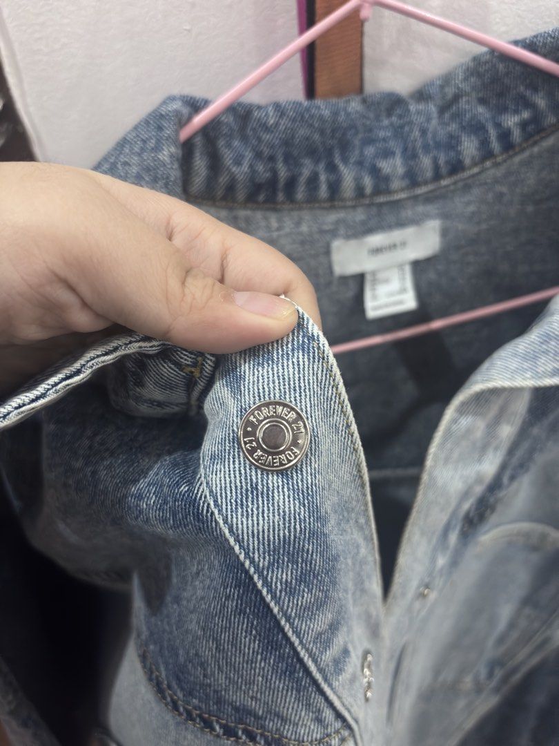 Forever 21 Denim Jacket (Category: Coats, Jackets and Outerwear) located in Manila. Submitted by niellaeun (Listing ID 1465067689, Image 3). Description: Original Forever 21 Denim Jacket Original Price: 3,000 Lightly Used but still in an excellent condition Hindi na nagagamit, nakatambak na lang .