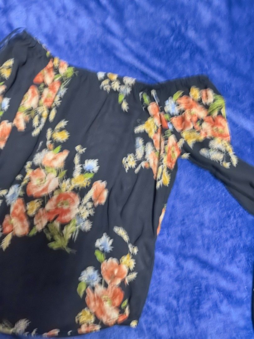 Forever 21 Floral Blouse, Medium (Category: Longsleeves) located in Naga. Submitted by princessta62477 (Listing ID 1465000647, Image 2). Description: .