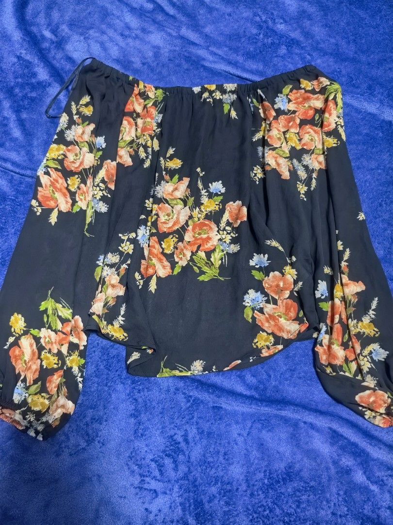 Forever 21 Floral Blouse, Medium (Category: Longsleeves) located in Naga. Submitted by princessta62477 (Listing ID 1465000647, Image 1). Description: .