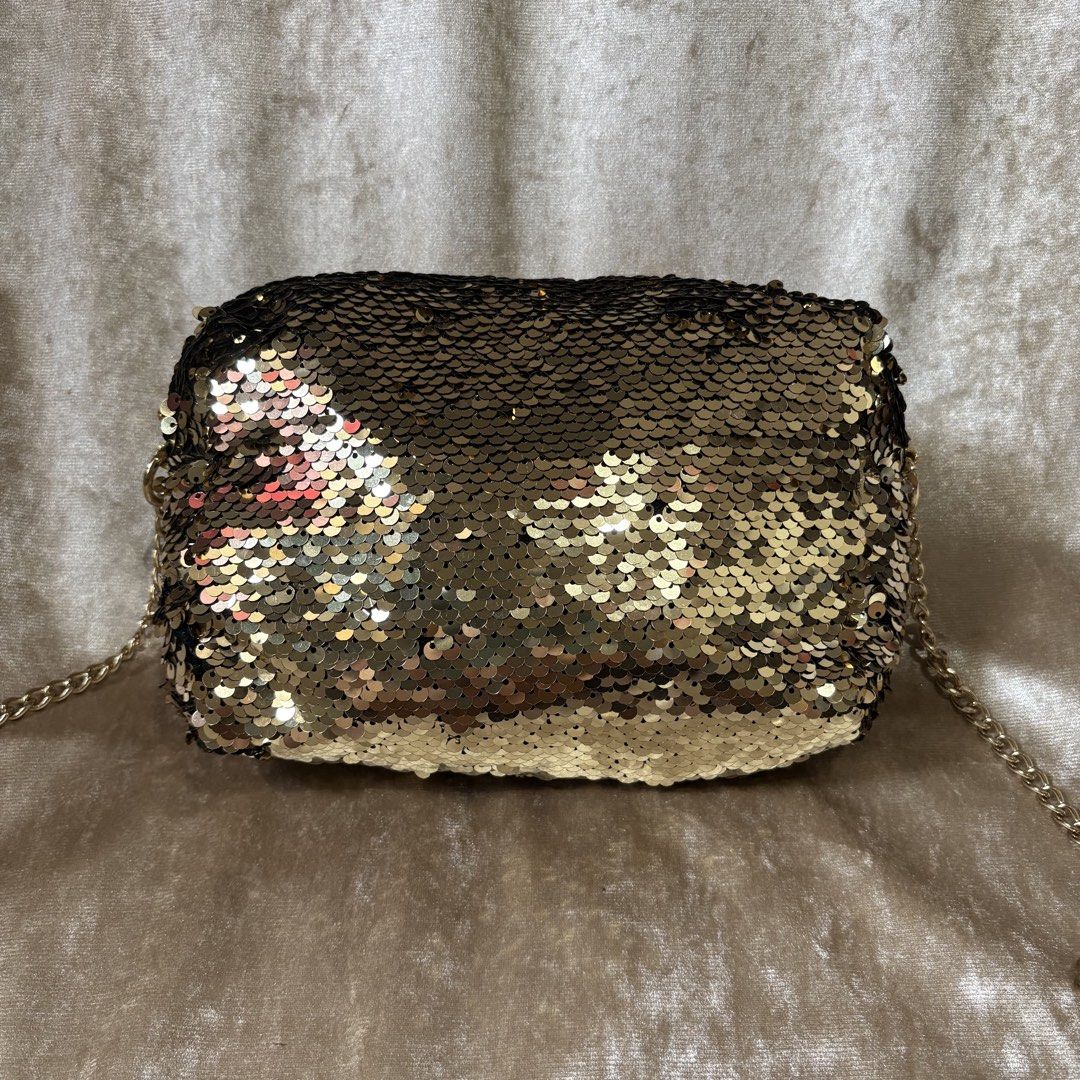 Forever 21 Gold Sequin Crossbody Bag (Category: Cross-body Bags) located in Cagayan de Oro. Submitted by jacelectorpimentel66 (Listing ID 1464979247, Image 2). Description: - Brand: Forever 21 - Item: Gold sequin shoulder bag - Condition: As new with tag still attached inside - Details: Fully covered in dazzling gold sequins, elegant gold chain strap, and secure zip closure at the top - Interior: Clean black fabric lining with original branded ta