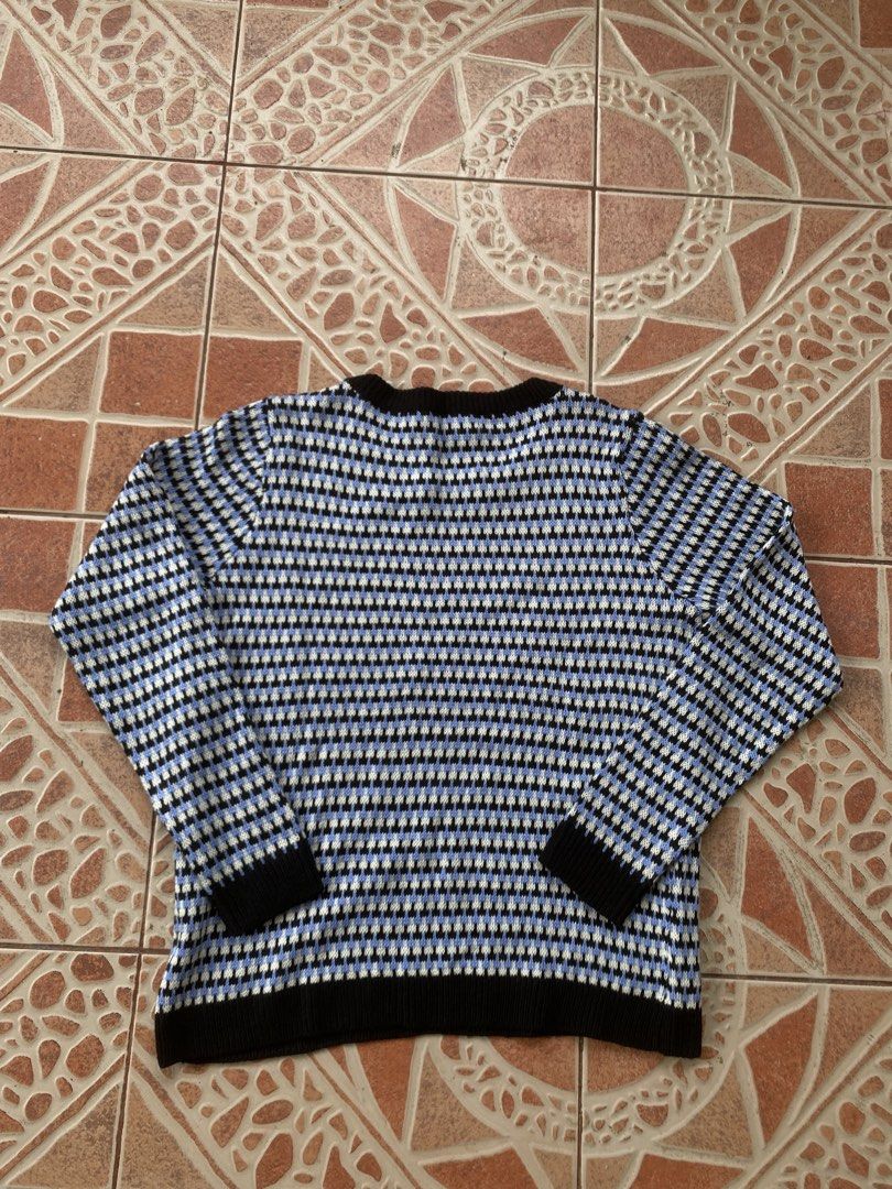 Forever 21 knitted sweater (Category: Coats, Jackets and Outerwear) located in Cebu City. Submitted by griftandgrind (Listing ID 1465049546, Image 2). Description: Forever21 knitted sweater Excellent condition no issue Color rate: 9.5/10 Size L on tag (20W 24L) Details already posted 385 ship .