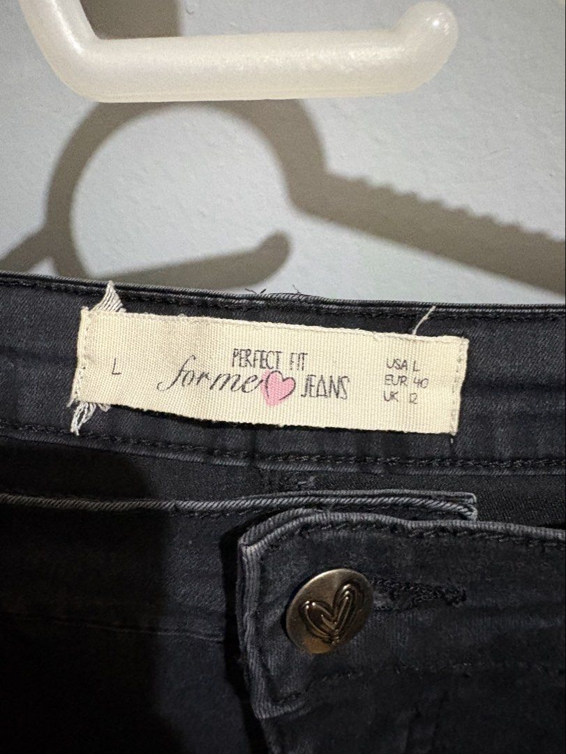 Forme Jeans Denim Skirt Black Size L (Category: Skirts) located in Manila. Submitted by margascloset_ (Listing ID 1465080944, Image 3). Description: Forme Jeans Black denim skirt - Size L, fits EUR 40 and UK 12 - Raw frayed hem at the bottom & front and back pockets included - Condition: well used, pre-loved skirt RFS: Decluttering MOD: J&t, LBC, Lalamove, Grab MOP: Gcash / Bank .