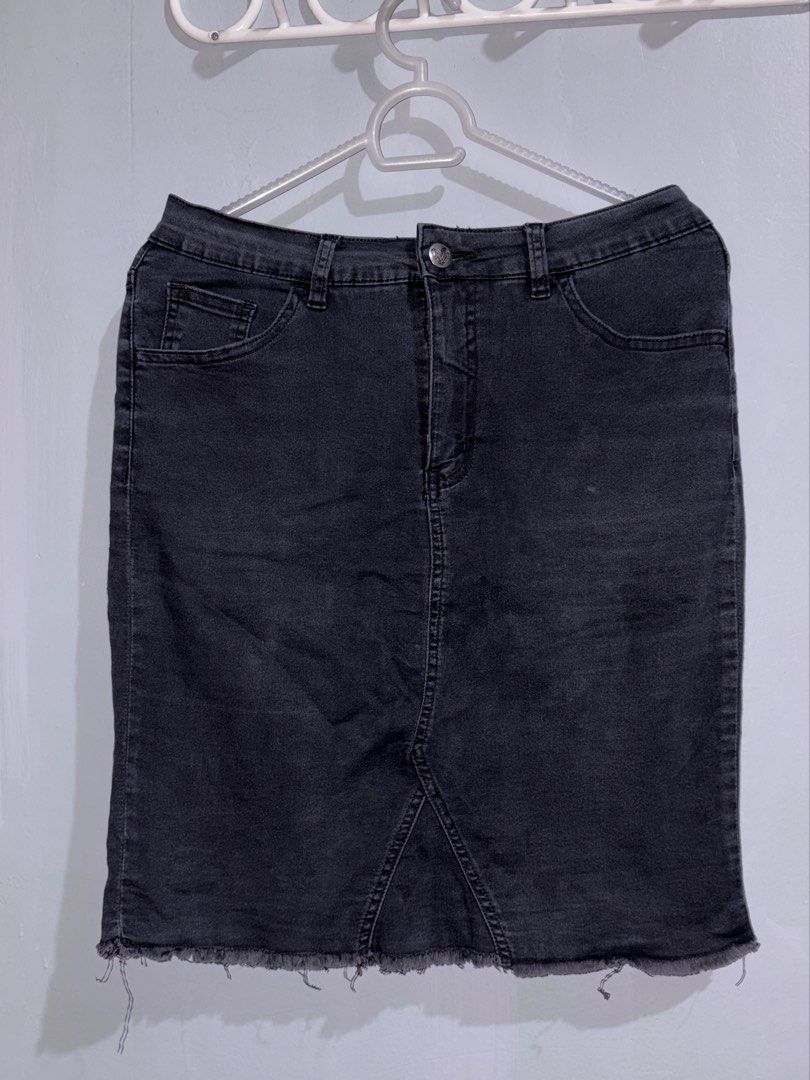 Forme Jeans Denim Skirt Black Size L (Category: Skirts) located in Manila. Submitted by margascloset_ (Listing ID 1465080944, Image 1). Description: Forme Jeans Black denim skirt - Size L, fits EUR 40 and UK 12 - Raw frayed hem at the bottom & front and back pockets included - Condition: well used, pre-loved skirt RFS: Decluttering MOD: J&t, LBC, Lalamove, Grab MOP: Gcash / Bank .