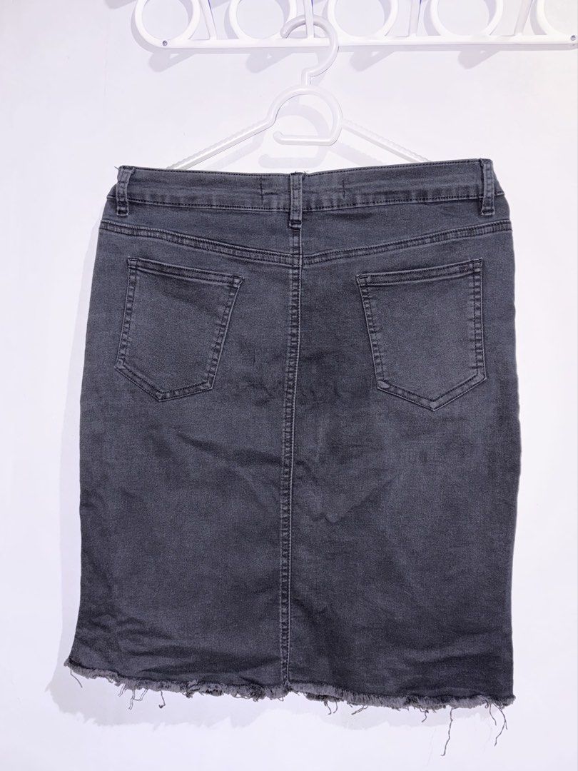 Forme Jeans Denim Skirt Black Size L (Category: Skirts) located in Manila. Submitted by margascloset_ (Listing ID 1465080944, Image 2). Description: Forme Jeans Black denim skirt - Size L, fits EUR 40 and UK 12 - Raw frayed hem at the bottom & front and back pockets included - Condition: well used, pre-loved skirt RFS: Decluttering MOD: J&t, LBC, Lalamove, Grab MOP: Gcash / Bank .