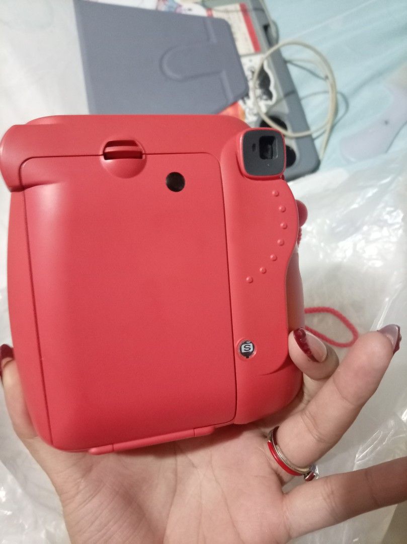 Fujifilm Instax Mini 8 Red (Category: Cameras) located in Manila. Submitted by dudeparechonggo (Listing ID 1465121854, Image 2). Description: Includes 2 AA batteries Rush selling, need funds .
