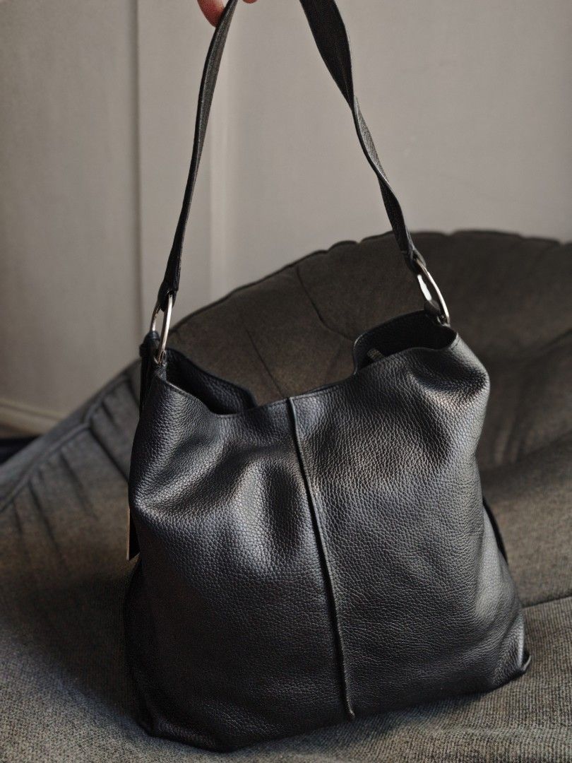 Furla hobo bag (Category: Luxury Bags & Wallets) located in Panabo. Submitted by kzmbags2026 (Listing ID 1465046085, Image 2). Description: Furla leather hobo / shoulder bag excellent size: 12" x 12.5".
