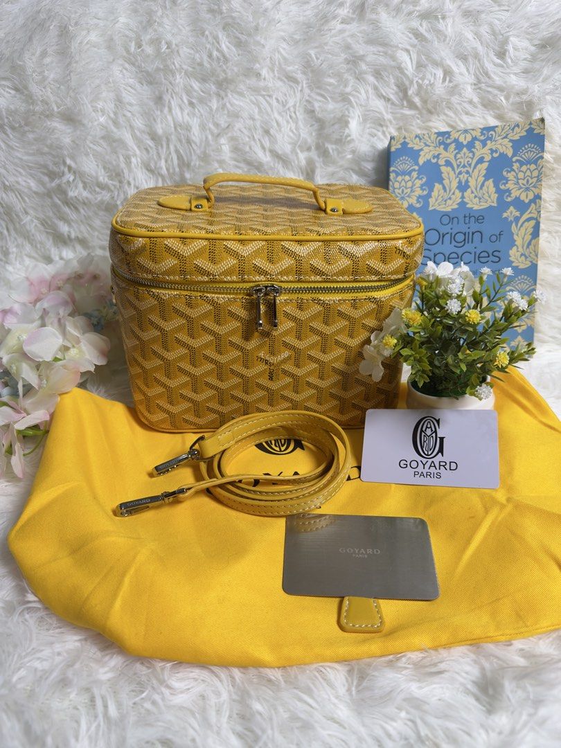 G0¥@RD Vanity Bag✨ (Category: Cross-body Bags) located in Binmaley. Submitted by amayscollections (Listing ID 1465111969, Image 2). Description: G0¥@RD Vanity Bag in Medium Size with mirror super duper gandara in person mi wala kang masabi sa quality ses money back guaranteed kapag pangit to. ₱899 only for payment first add 70 for cash on delivery✅ Pm na🛒📩.