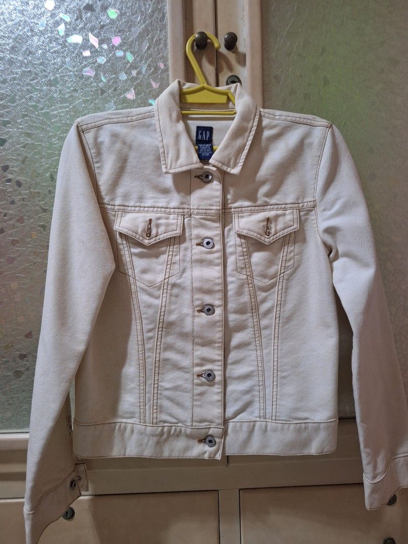 GAP Cream Denim Jacket (Category: Coats, Jackets and Outerwear) located in Mabalacat. Submitted by jhaycore05 (Listing ID 1465098229, Image 1). Description: - Brand: GAP - Style: Classic cream denim jacket - Size: M - Features: Button-up front, chest flap pockets, and sturdy fabric construction - Condition/Use: Great layering piece for cooler days.