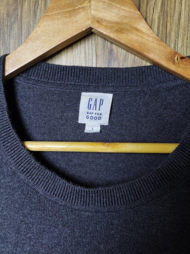 Gap Knitted sweater (Category: Coats, Jackets and Outerwear) located in Naga. Submitted by genthrift3 (Listing ID 1464996689, Image 2). Description: Condition 10/10 Colorrate 10/10 issue none.