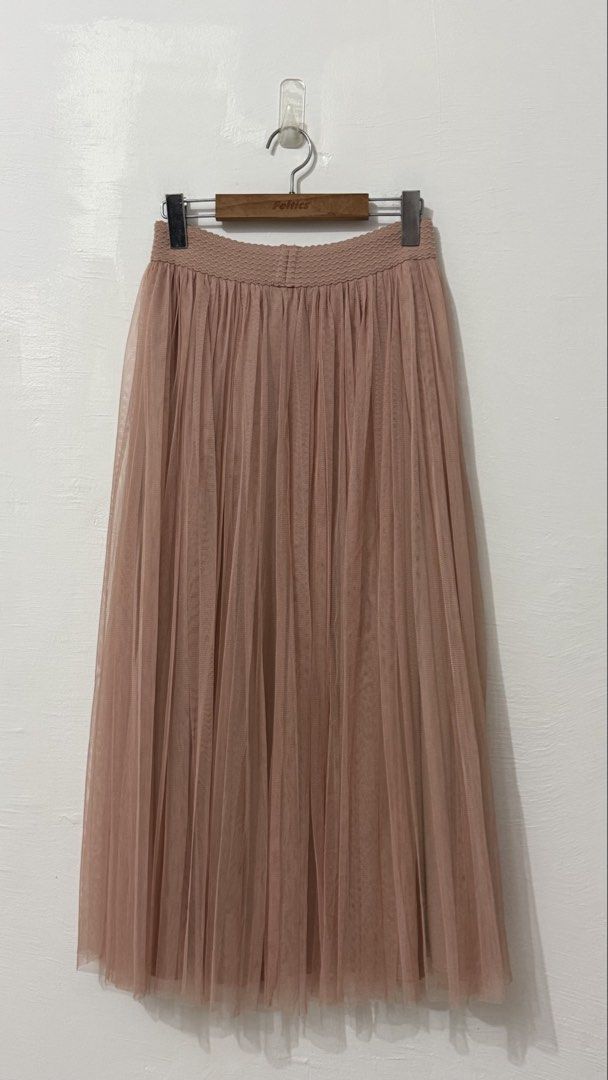 GARTERIZED TULLE SKIRT (Category: Skirts) located in Cordova. Submitted by thedecluterrer (Listing ID 1464984828, Image 2). Description: LENGTH 35 WAIST 28-34.