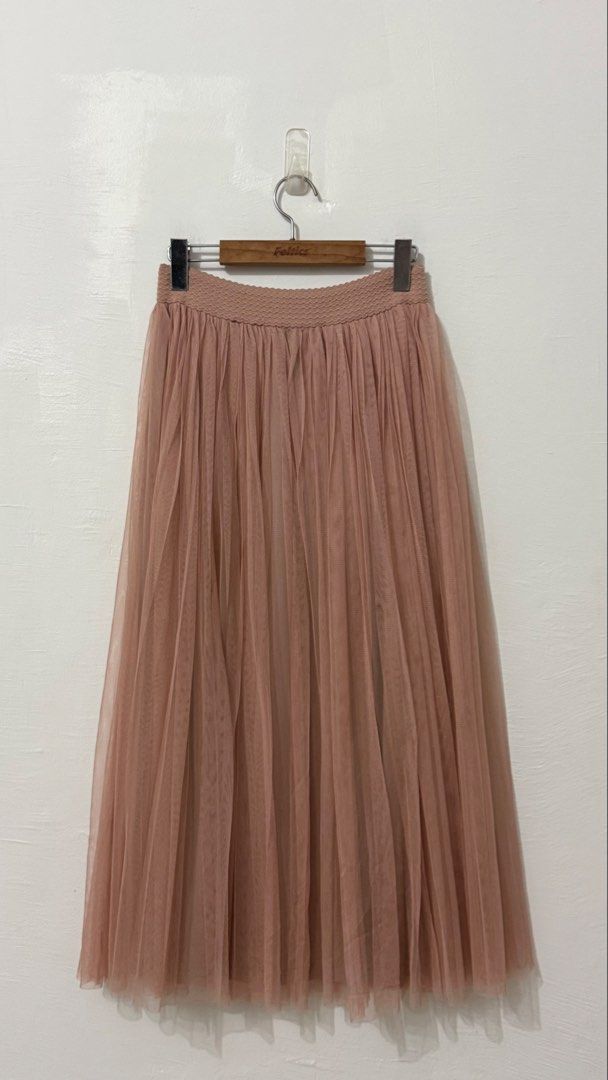 GARTERIZED TULLE SKIRT (Category: Skirts) located in Cordova. Submitted by thedecluterrer (Listing ID 1464984828, Image 1). Description: LENGTH 35 WAIST 28-34.