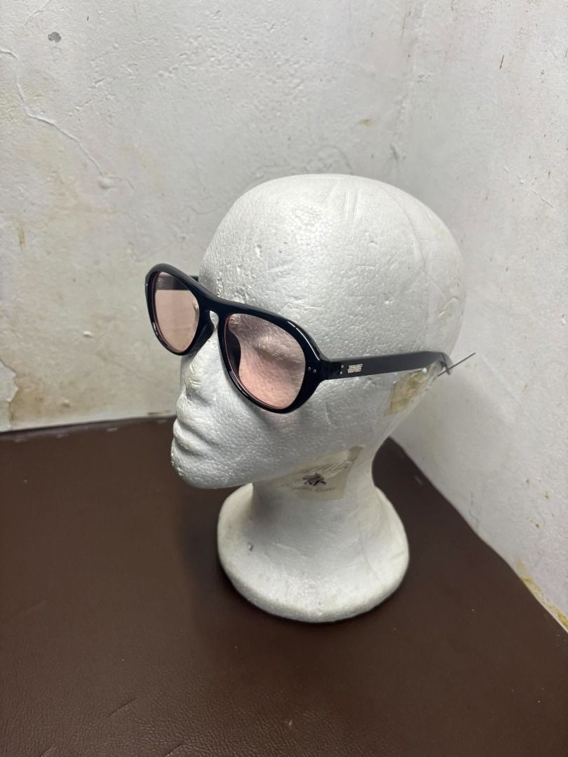 Gentle Monster OAA 01(V) Sunglasses (Category: Packaged & Instant Food) located in Bacoor. Submitted by fafofa (Listing ID 1465095560, Image 2). Description: Gentle Monster OAA 01(V) sunglasses featuring a bold, modern silhouette with the brand’s signature contemporary aesthetic. • Model: OAA 01(V) • Signature Gentle Monster design • Bold statement frame.