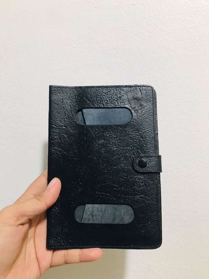 GENUINE LEATHER PASSPORT HOLDER (Category: Purses & Pouches) located in Gamu. Submitted by 2022bagsbunny (Listing ID 1464988185, Image 1). Description: .