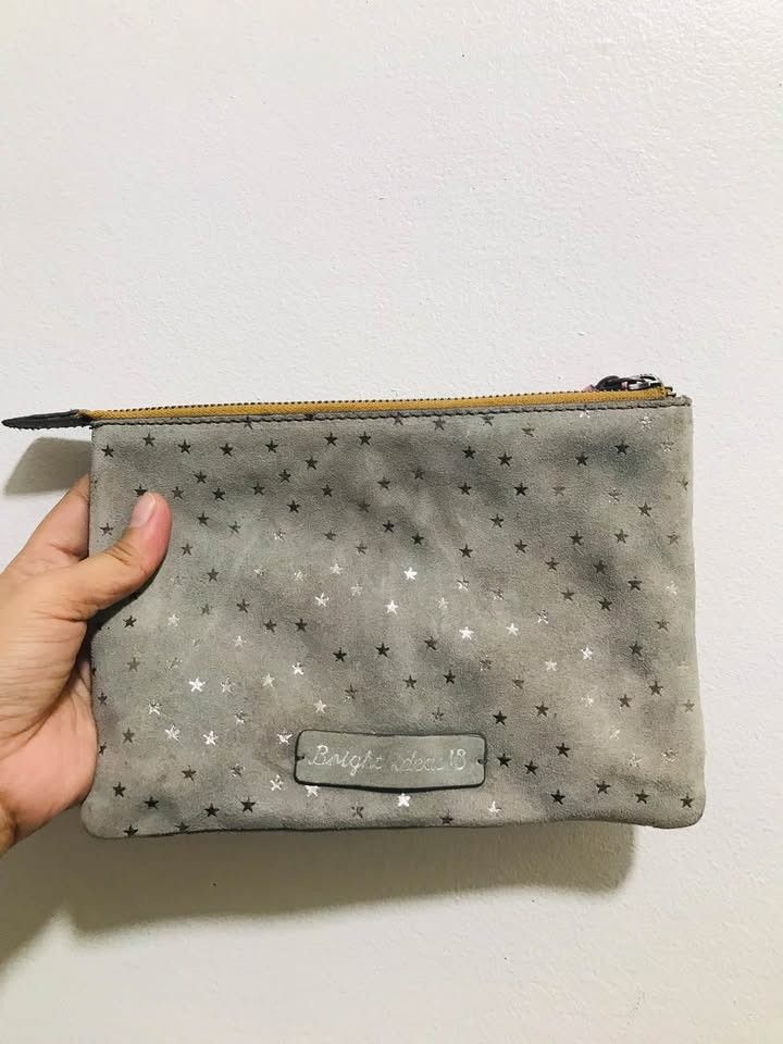 GENUINE LEATHER POUCH (Category: Purses & Pouches) located in Gamu. Submitted by 2022bagsbunny (Listing ID 1464989015, Image 1). Description: NEEDS WASH LOOB.