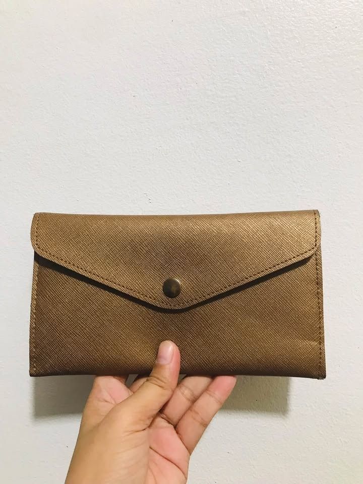 GOLD CLUTCH (Category: Clutches) located in Gamu. Submitted by 2022bagsbunny (Listing ID 1464988383, Image 1). Description: .