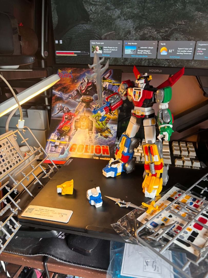 Golion Voltron Moderoid Good smile with box (Category: Figurines & Statues) located in Taguig. Submitted by livehorse.8cf1df (Listing ID 1464993249, Image 1). Description: - Set of 2 iconic mecha figures: Voltron and Daltanious - Voltron includes sword, shield, extra heads, and unused sticker sheets on runners - Daltanious includes spinning blade weapon effects, smaller vehicle components, and spare parts - Sharp paint applications and solid join