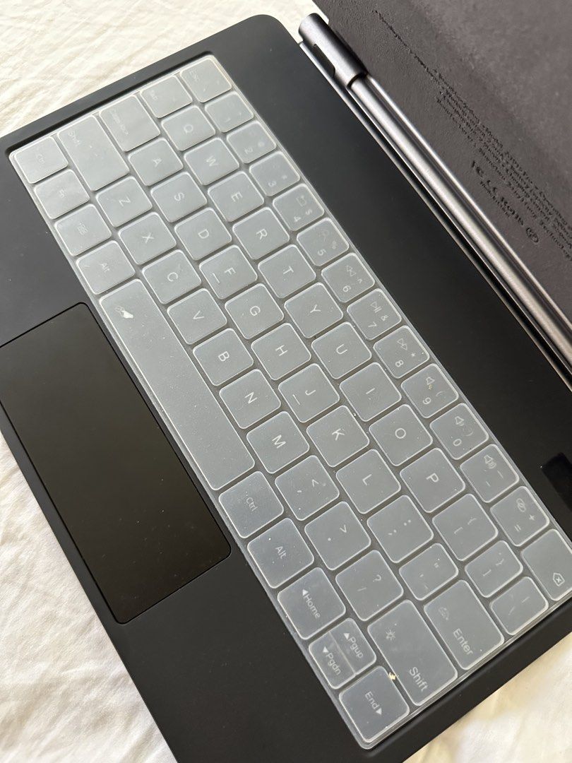 Goojodoq A1915 Pro Keyboard Case with Trackpad (Category: Computer Keyboard) located in Caba. Submitted by mademoiselle_jan (Listing ID 1465077593, Image 3). Description: Bought for 3k…. I’m selling it for 2k. Used for review only. Model: Goojodoq A1915 Pro Magnetic Keyboard Case - Color: Sleek Black - Trackpad & Backlit Keys: Built-in smooth trackpad and adjustable backlit keys for easy typing anytime - Design: Precise camera cutout and includes