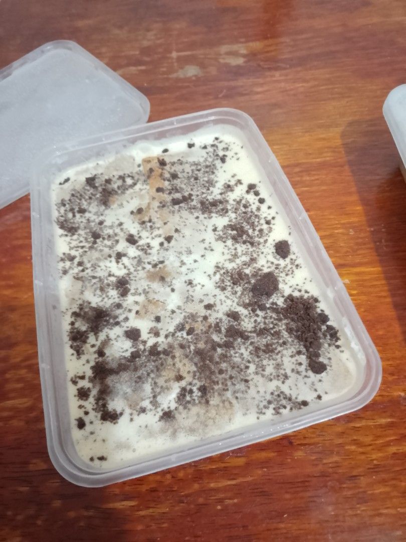 Graham Cake 500 ml tub (Category: Homemade Bakes) located in Cavite. Submitted by rodrycuteshop (Listing ID 1465115787, Image 1). Description: Cookies and Cream Graham Cake.